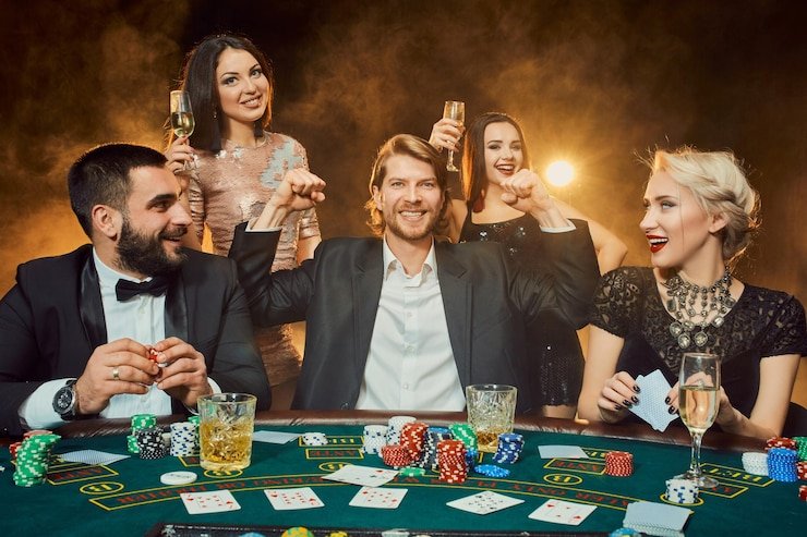 Antarmuka aplikasi rajagaming menampilkan meja blackjack langsung dengan dealer profesional