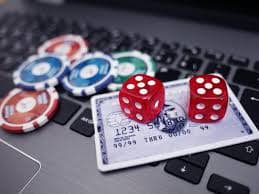 Dealer menunjukkan kartu komunitas di meja Texas Hold'em Bonus